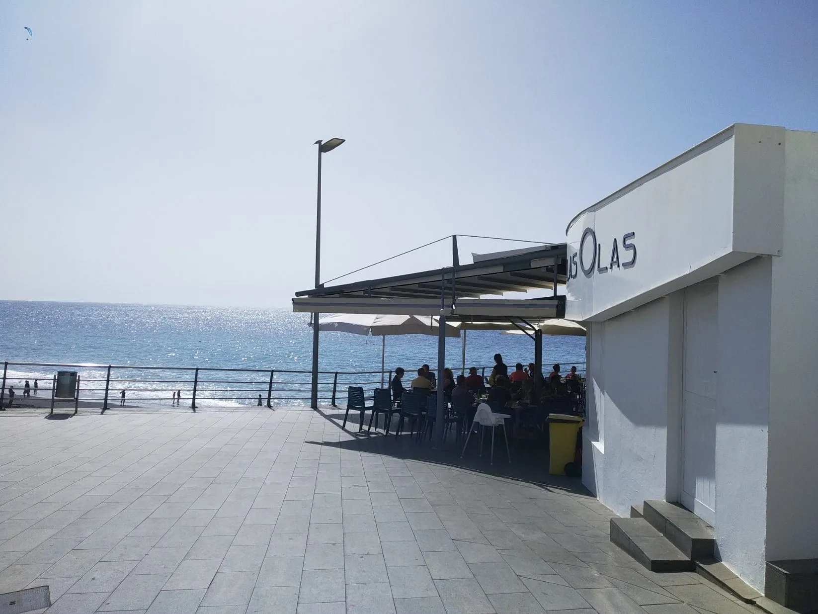 Terraza del Restaurante Las Olas sobre la playa de Puerto Naos